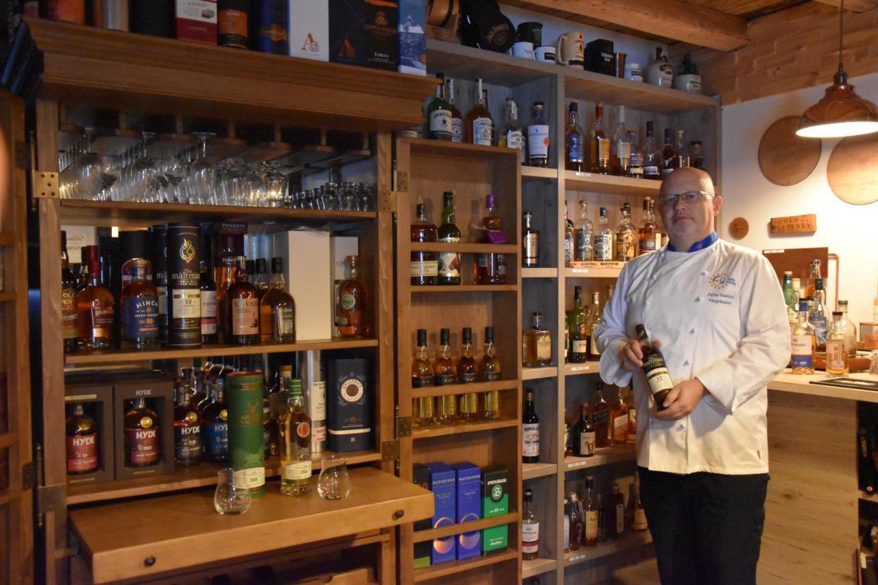 Rhoenblick Landhotel - Restaurant - Countrypub Petersberg  Esterno foto
